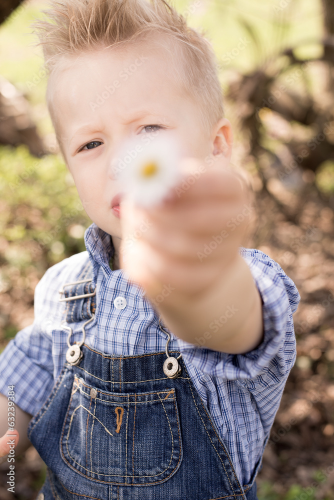 Kind mit Blume Kind mit Blume