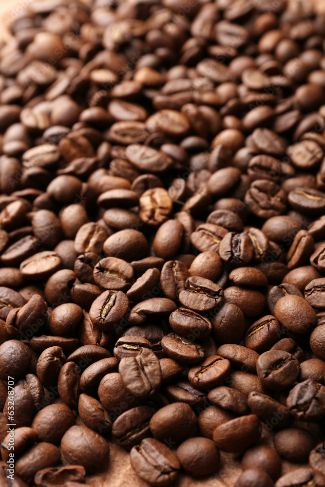 Obraz premium Coffee beans on table close-up