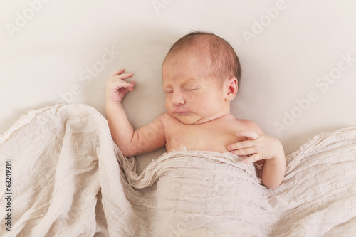 Newborn Baby schlafend auf dem Rücken