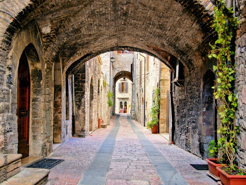 Naklejka Łukowata średniowieczna ulica w miasteczku Assisi, Włochy