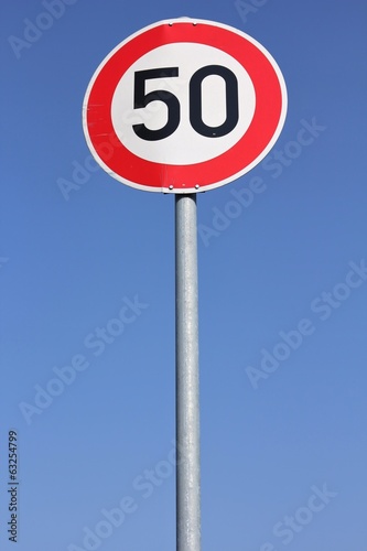 Deutsches Verkehrszeichen: zulässige Höchst­geschwindigkeit 50 km/h