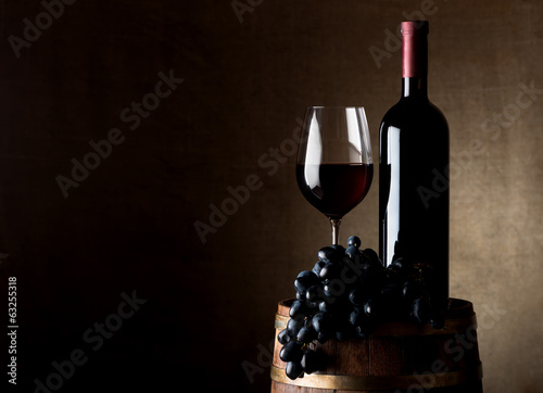 Obraz na płótnie Juicy grape and wine with barrel w salonie