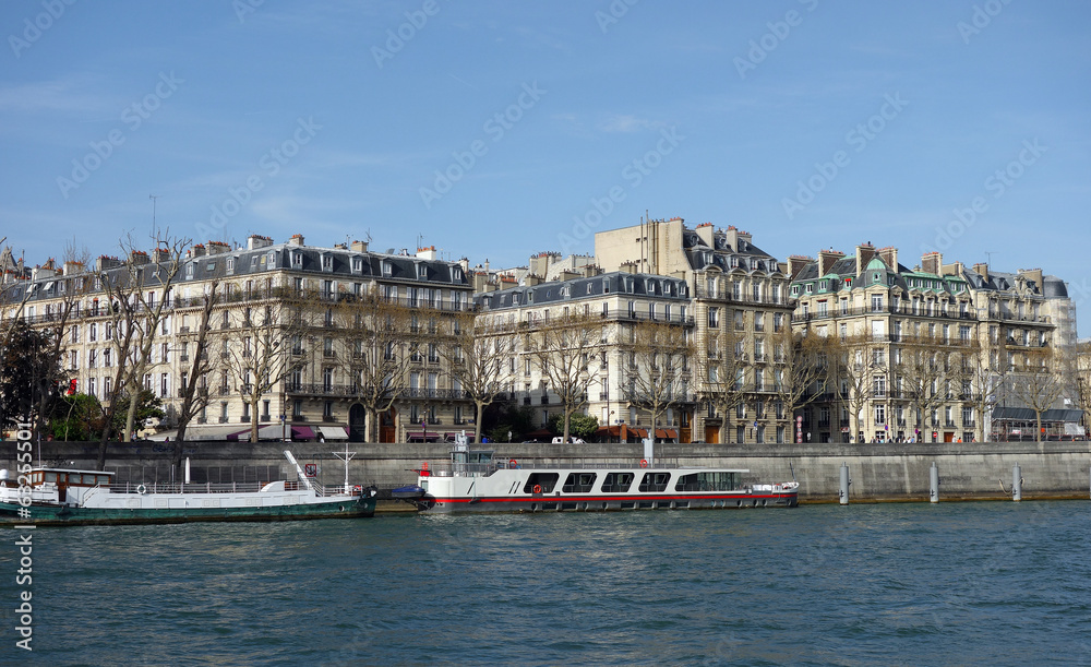 Immeubles parisiens avec vue sur la Seine Immeubles parisiens avec vue sur la Seine