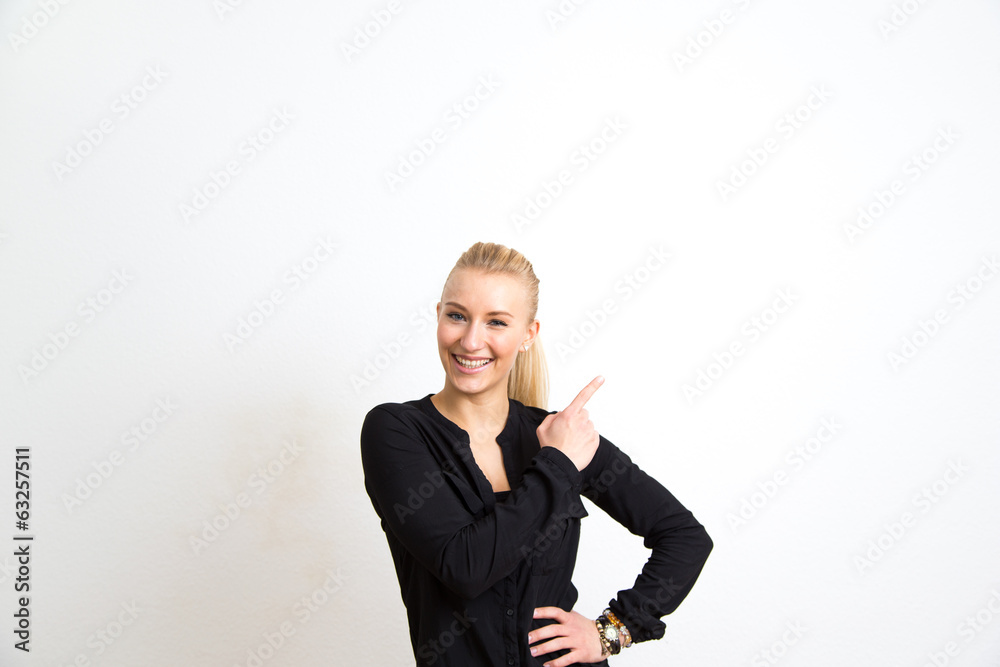 Frau zeigt nach oben rechts Frau zeigt nach oben rechts
