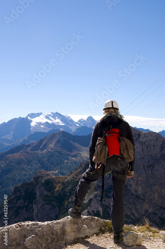 Bergsteiger mit Blick auf die Marmolata - Dolomiten