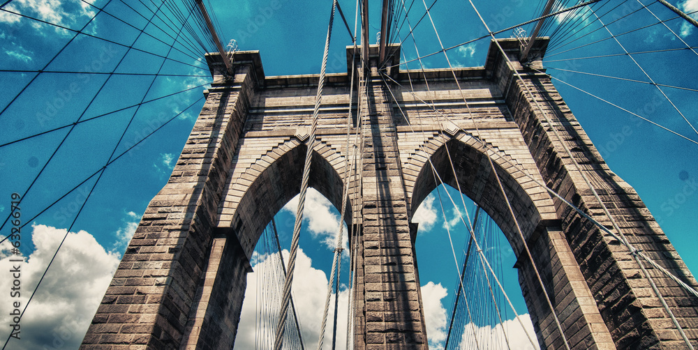 Obraz premium Powerful structure of Brooklyn Bridge Center Pylon on a beautifu