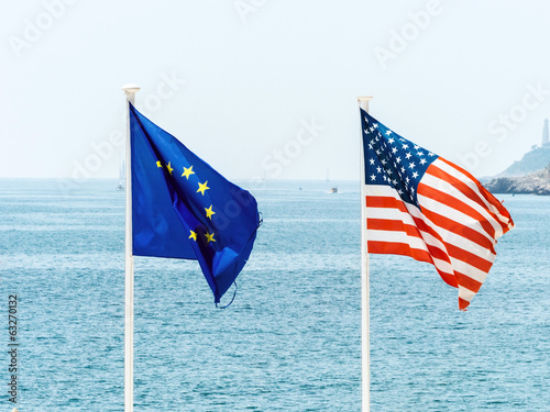 Fahnen der EU und der USA photo