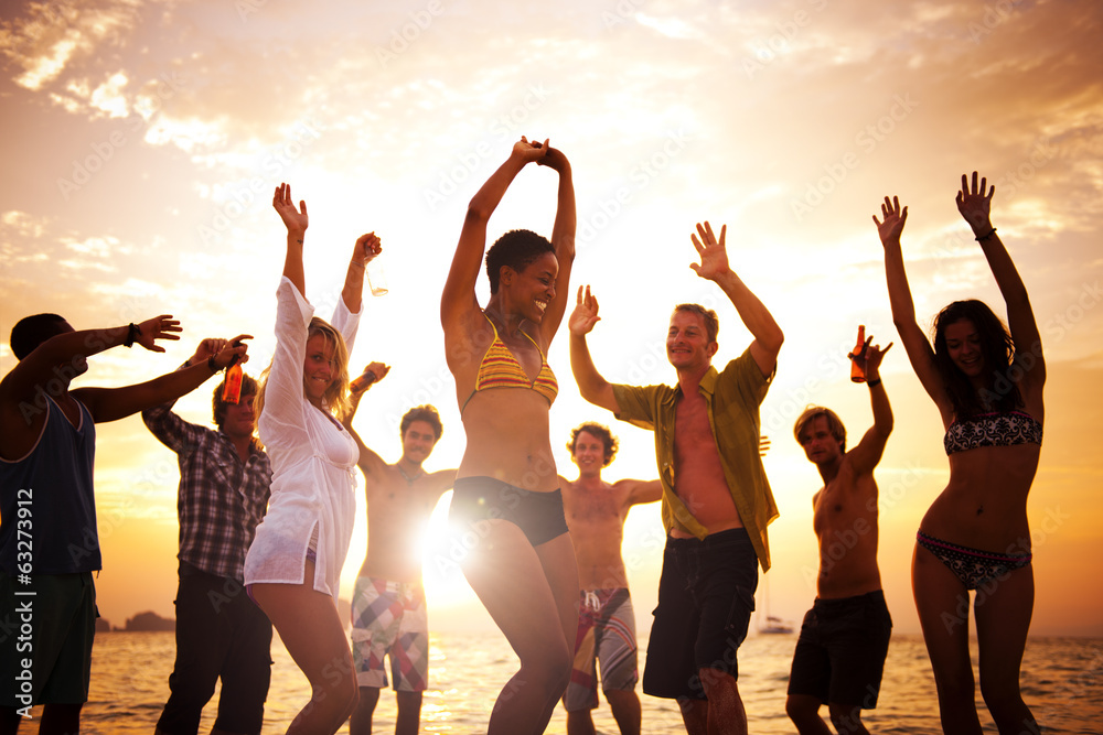 © Rawpixel.com - Beach Party