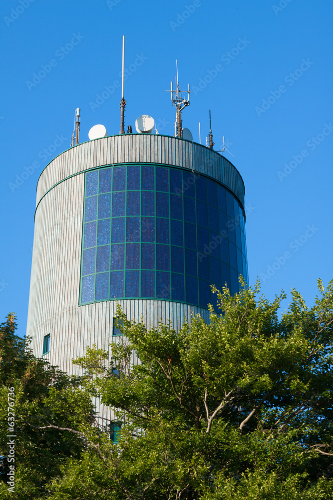 Fototapeta premium Turm- und Baumspitzen