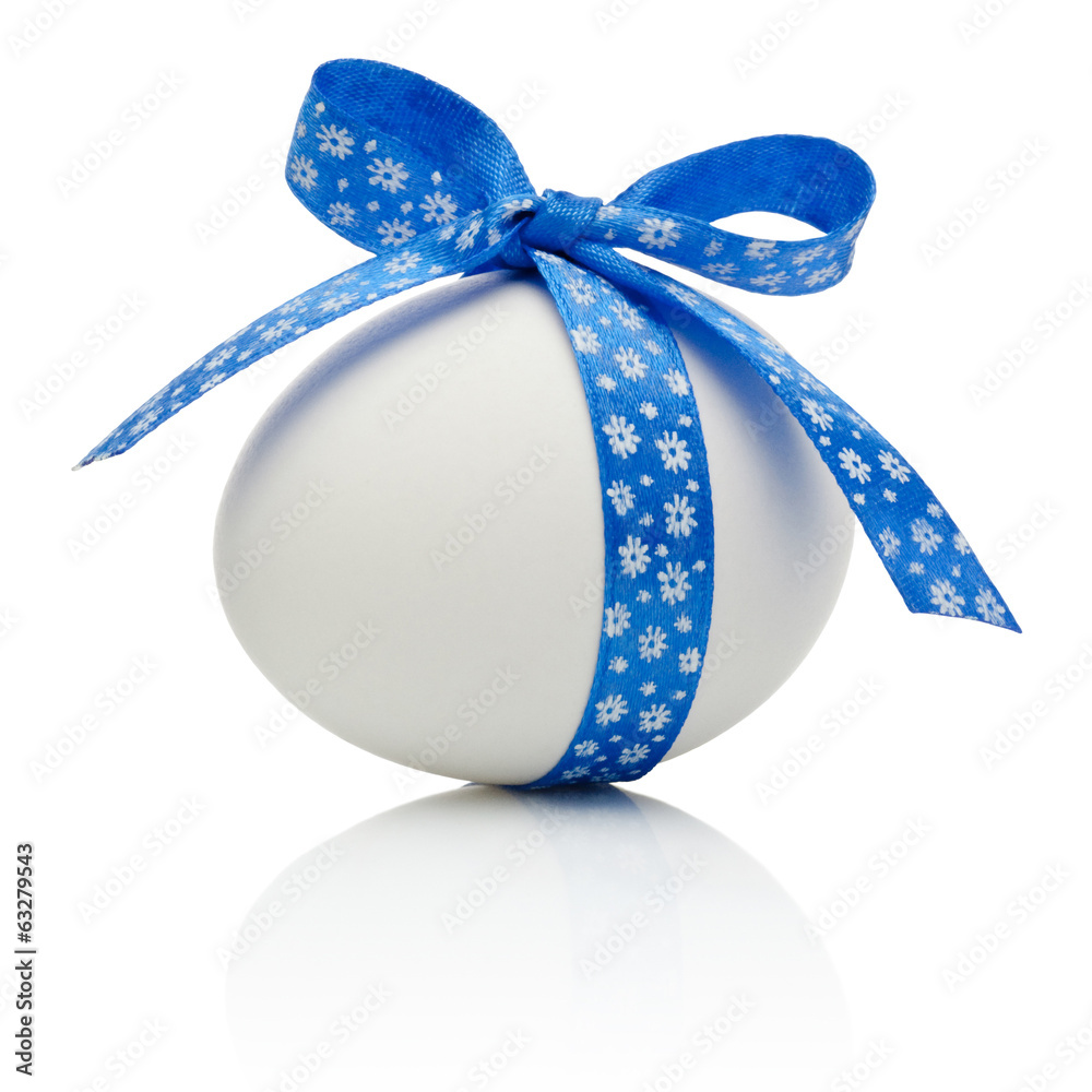 Easter egg with festive blue bow isolated on white background - obrazy, fototapety, plakaty 