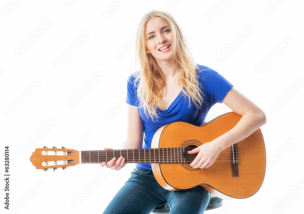 Blondes Mädchen mit Gitarre