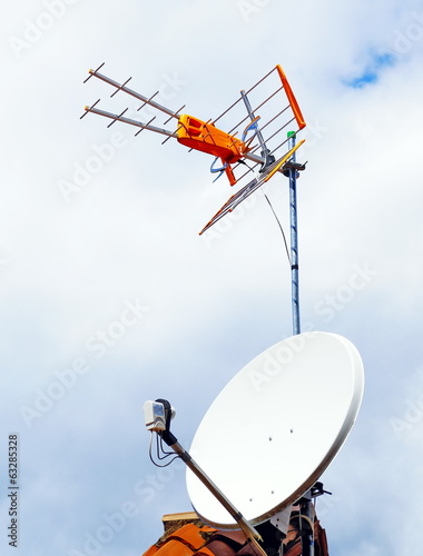 Parabole et antenne TNT photo