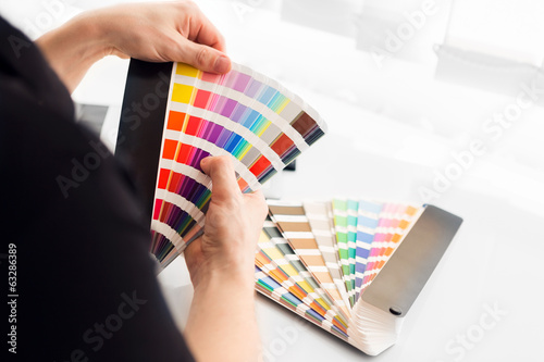 Plakat Graphic designer working with pantone palette