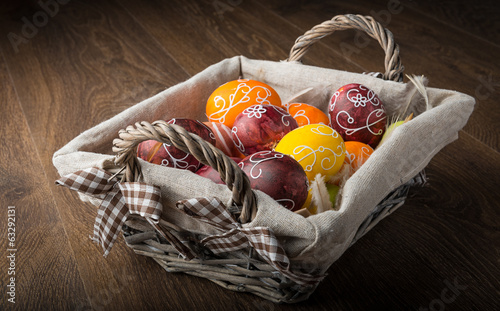 Obraz na płótnie Easter Eggs on basket w salonie