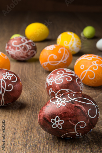 Obraz na płótnie Easter Eggs on wood w salonie