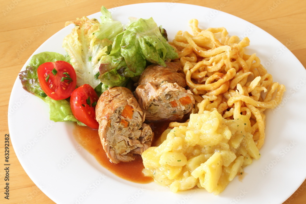 Gefülltes Kalbsschnitzel mit Spätzle, Kartoffelsalat & gr Salat Gefülltes Kalbsschnitzel mit Spätzle, Kartoffelsalat & gr Salat