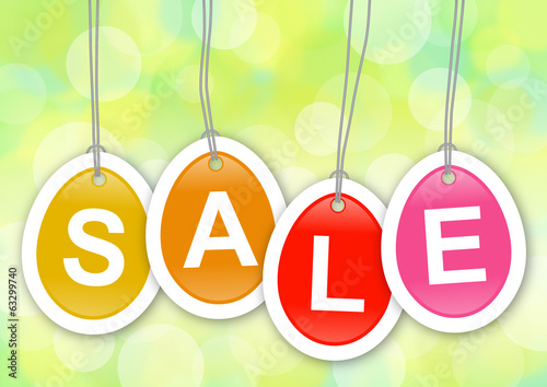 Bunte, eiförmige Anhänger mit Text SALE vor Bokeh-Hintergrund