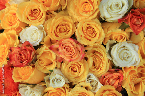 yellow and white rose wedding arrangement © Studio Porto Sabbia