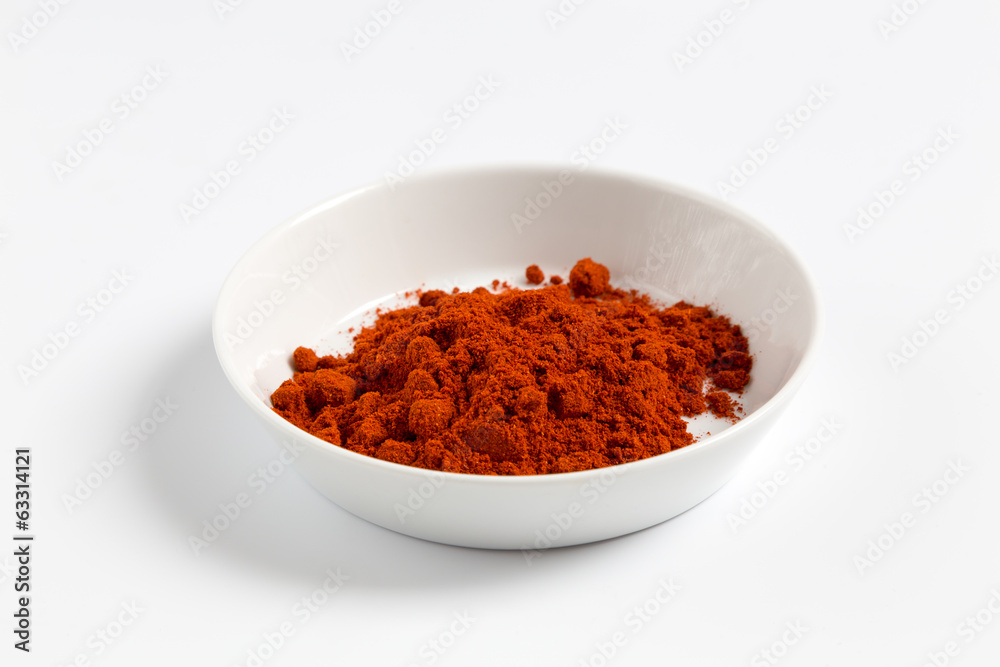 Paprikapulver in einer Schale als Freisteller Paprikapulver in einer Schale als Freisteller