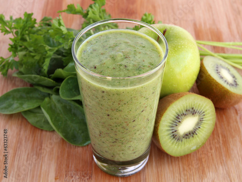Green smoothie with kiwi and spinach