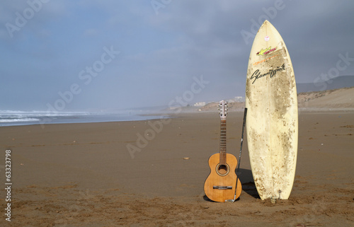 Surfbrett Meer und Gitarre