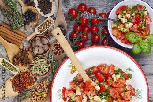 Frisch zubereiteter Tomatensalat mit Morzarella