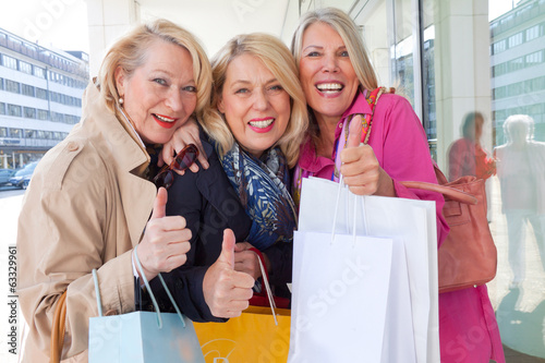 Frauen beim shoppen