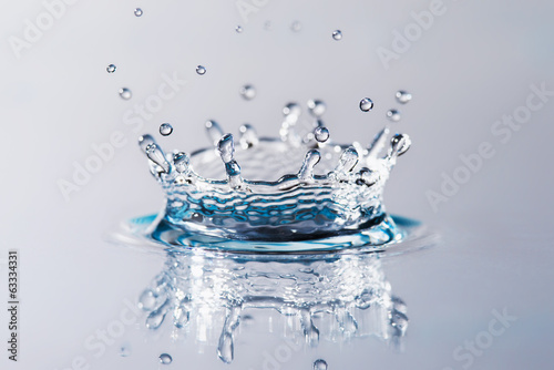 Goccia d’acqua che cade  formando una corona cristallina photo