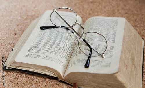 livre ouvert et lunettes ronde photo