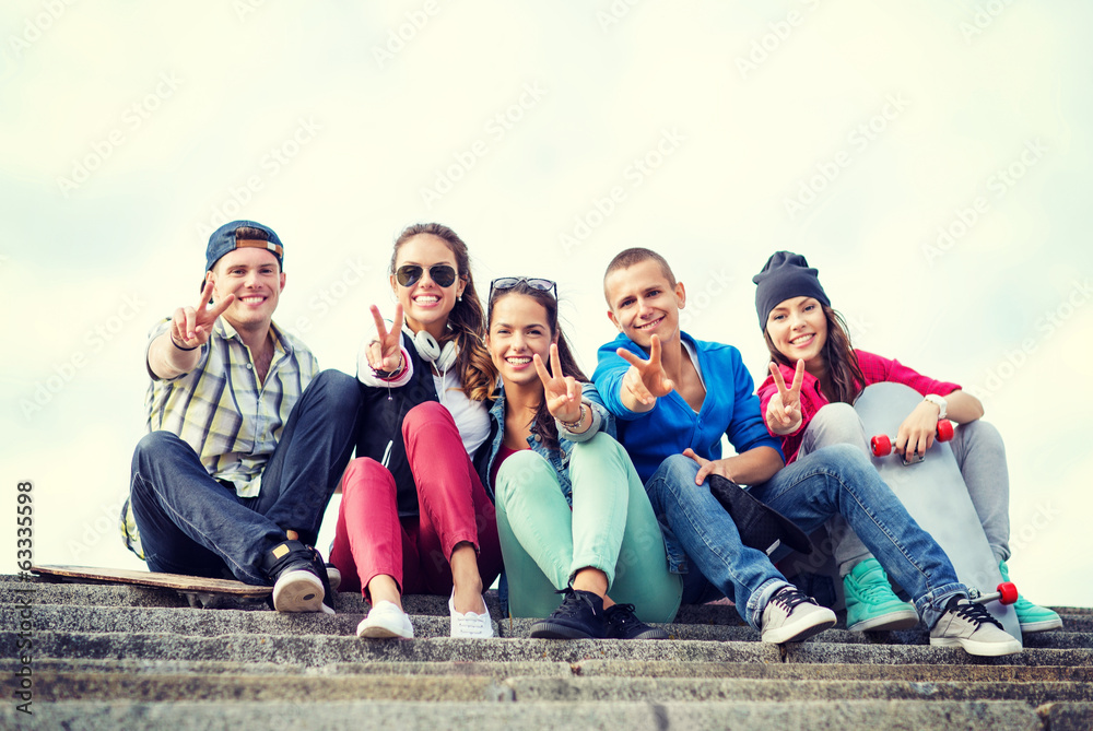 Obraz premium group of teenagers showing finger five