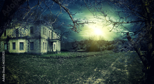 фотографія Spooky haunted house