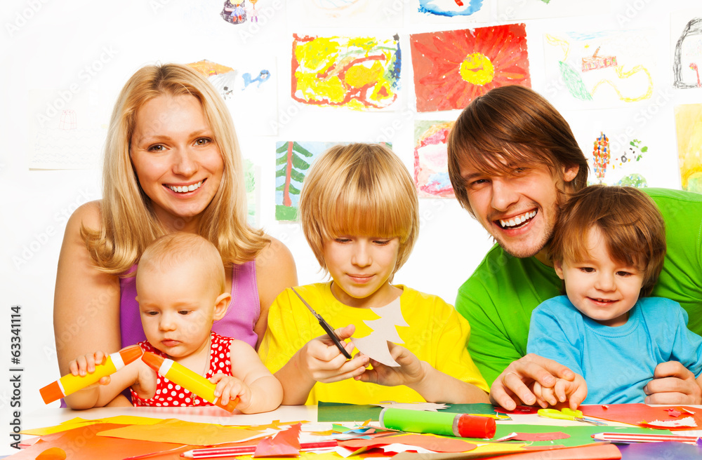 Fototapeta premium Teaching kids to craft