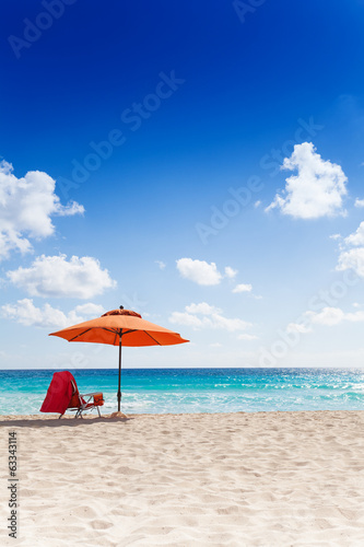 Fototapeta Naklejka Na Ścianę i Meble -  Umbrella and chair on the beach