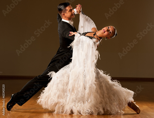 Fototapeta Professional ballroom dance couple preform an exhibition dance