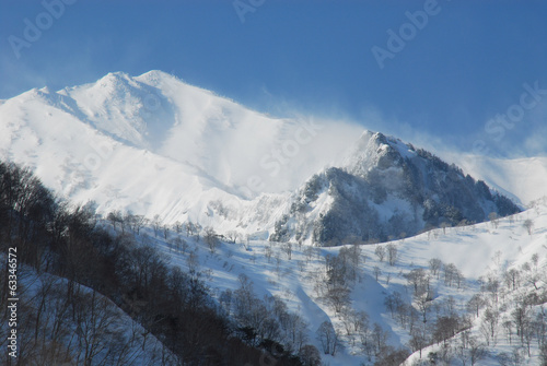 雪雲舞う荒沢岳 © tqmnk924