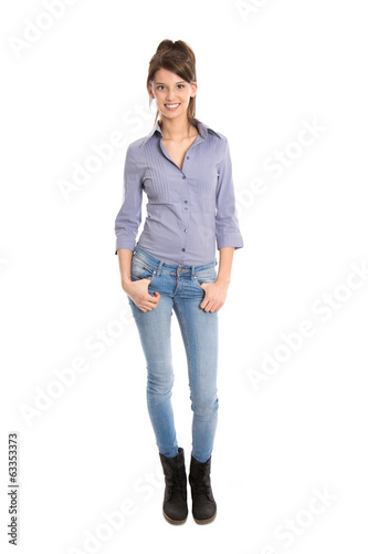 Junge lachende Frau: Ganzkörperaufnahme