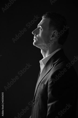 фотографія Black and white photo of a pensive man looking up