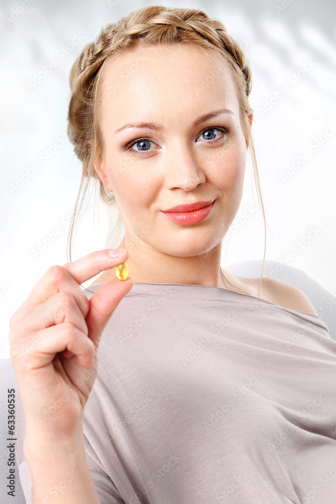 Naklejka premium Portret kobiety z pigułką przeciwbólową