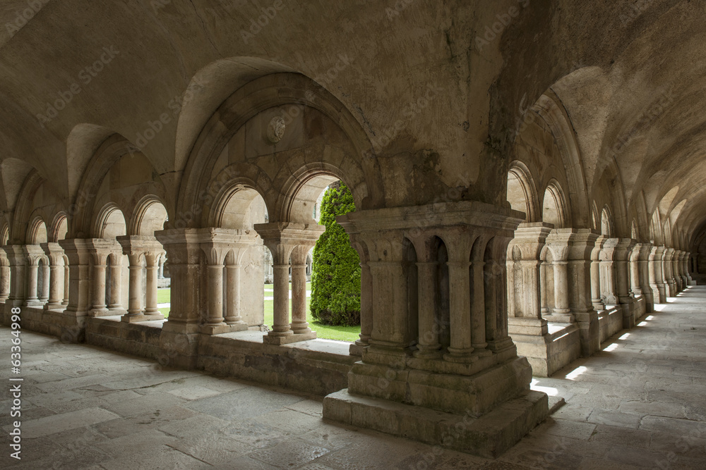 Kreuzgang im ehemaligen Kloster Fontenay, Frankreich