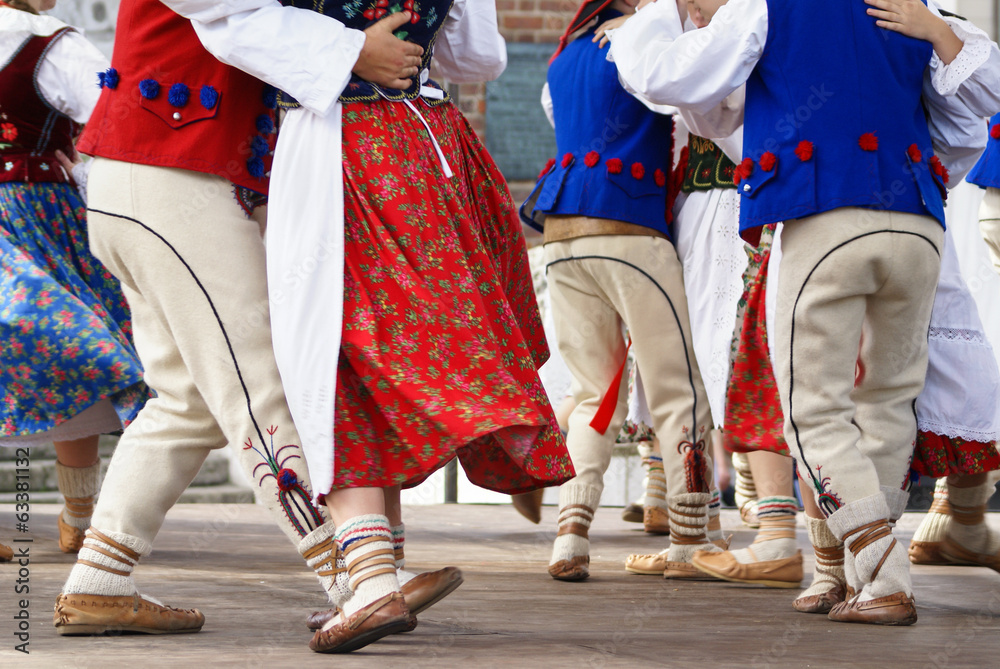 Fototapeta premium Poziomy kolorowy obraz tancerek polskich w tradycyjnym stylu