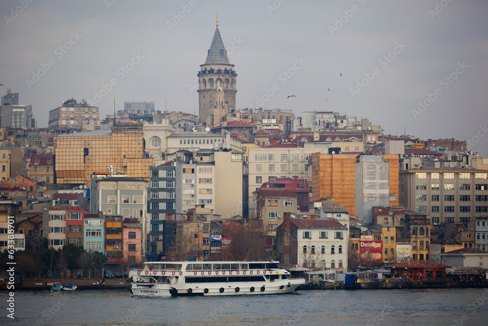 Obraz premium Cityscape with Galata Tower over the Golden Horn in Istanbul