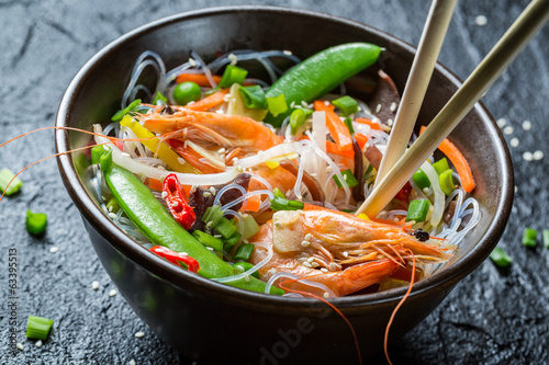Noodles with vegetables and shrimps