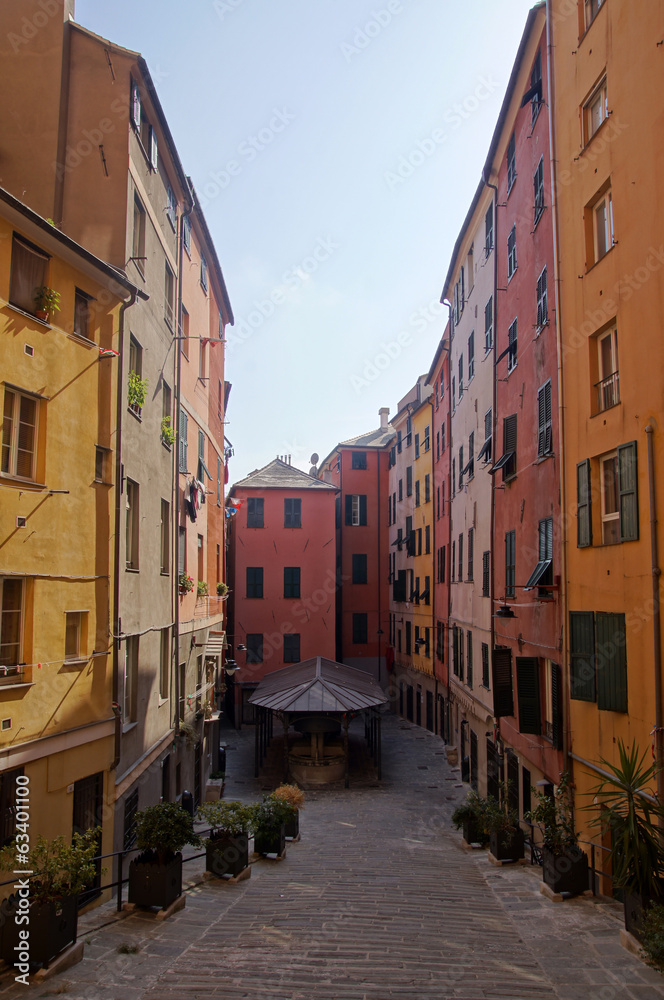 Cour intérieure d'immeubles colorés dans Gênes