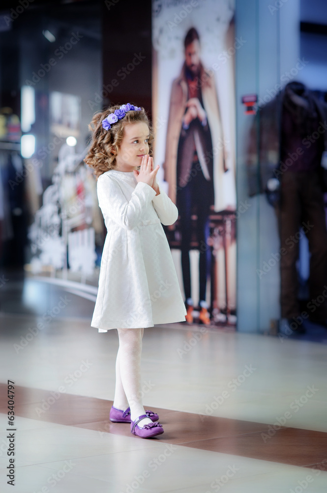 Obraz premium Cute little girl goes to the mall.