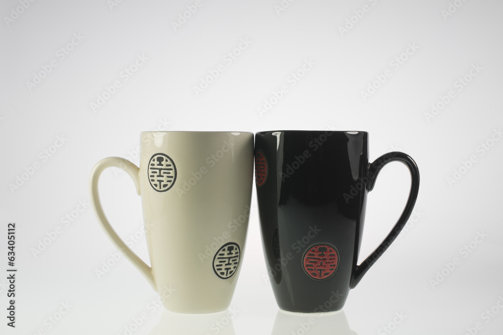 tazza bianco e nera su sfondo bianco