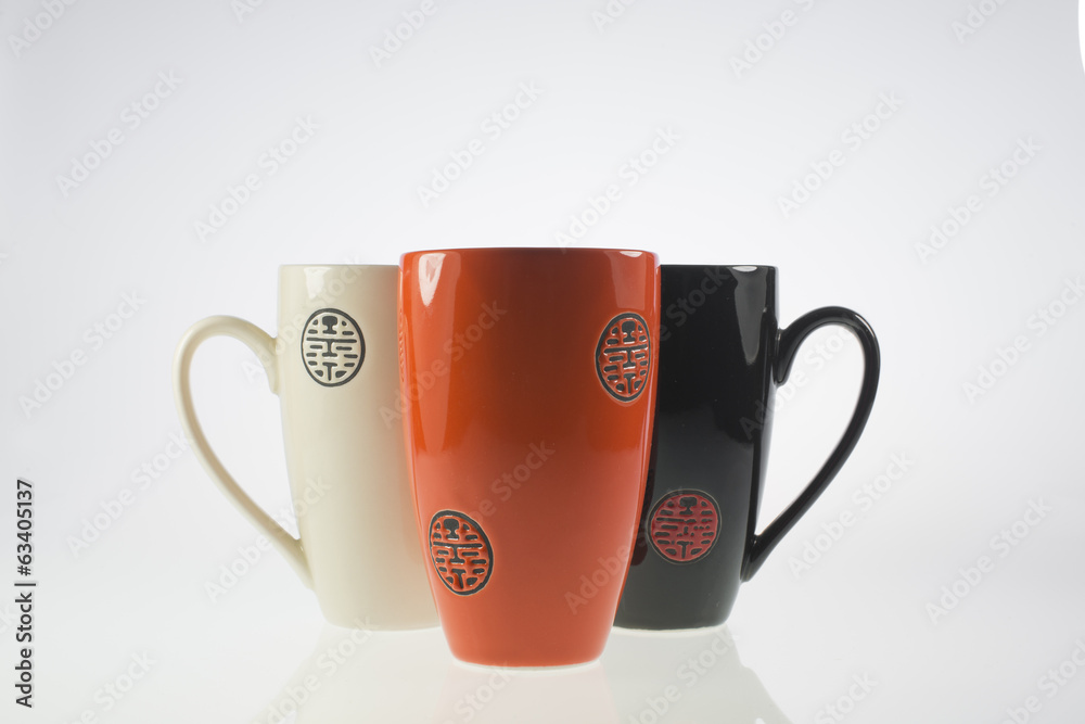 tazza bianco,arancio e nera su sfondo bianco