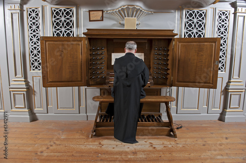 Benediktiner spielt an der Orgel, Kloster Mariastein, Solothurn, Schweiz photo