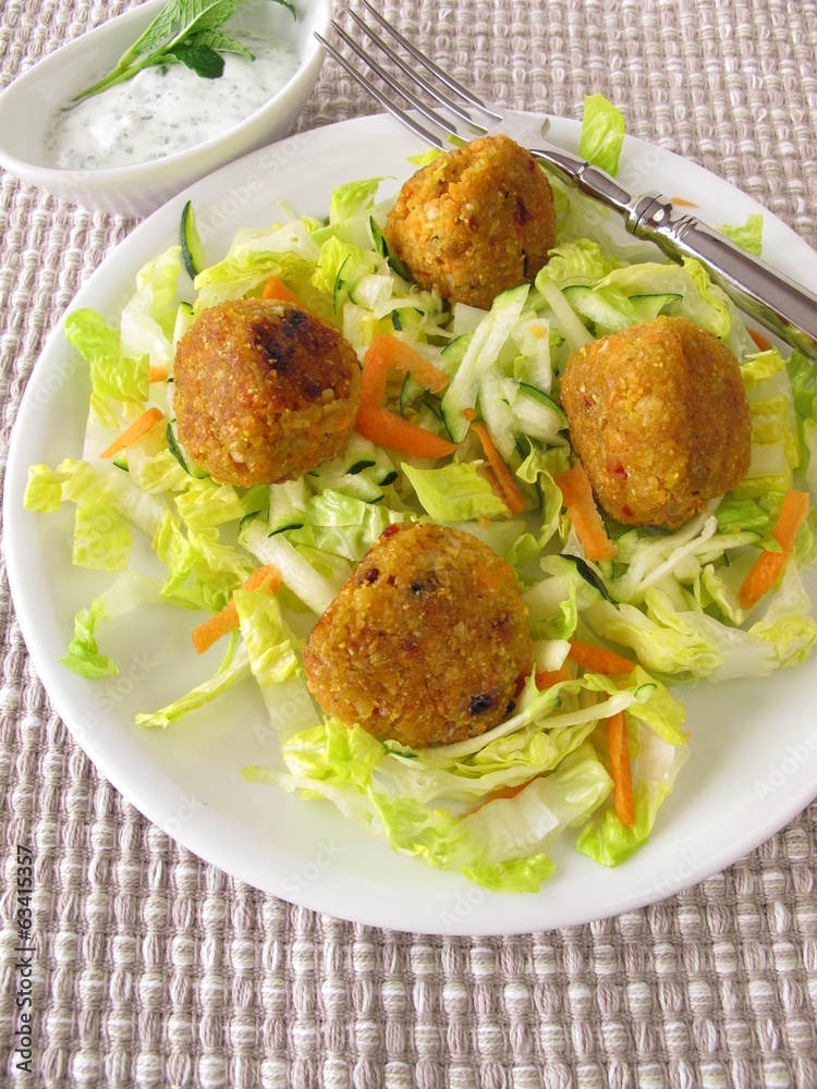 Rote Linsen Bällchen auf Salat Rote Linsen Bällchen auf Salat