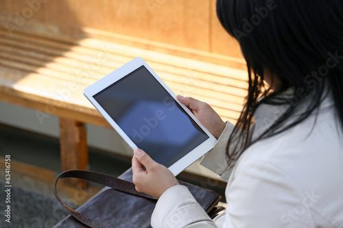 タブレットを見る女性