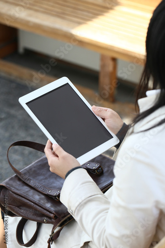 駅のベンチでタブレット